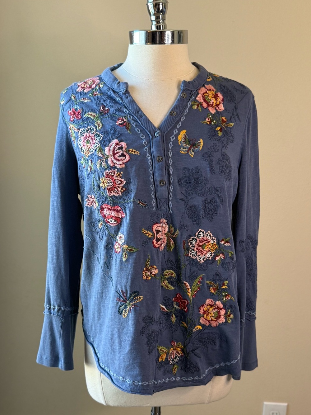 Sundance Blue Floral Embroidered Long Sleeve Henley Size Large - Picture 10 of 10